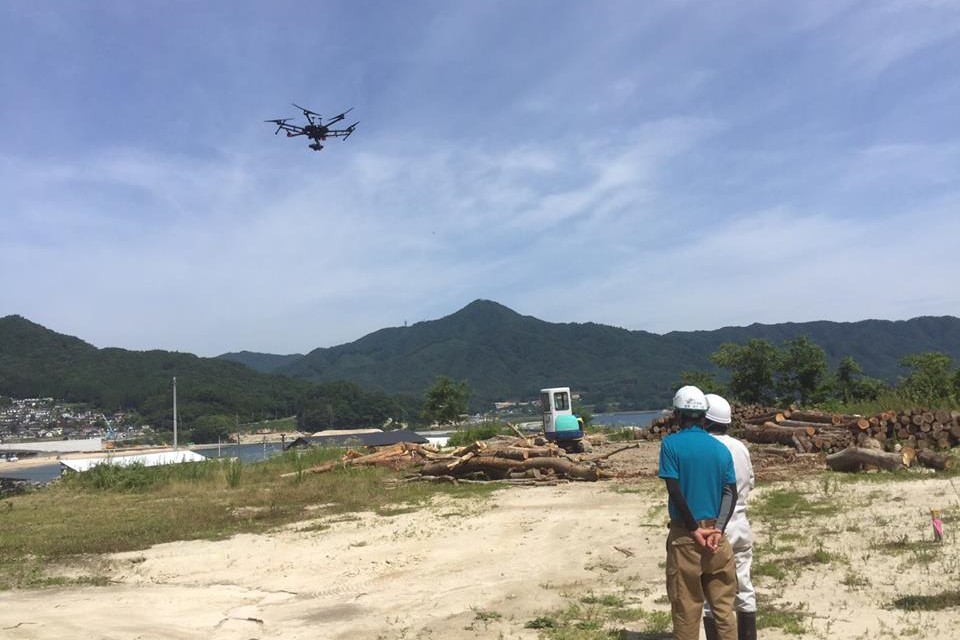 テラドローン飛行風景